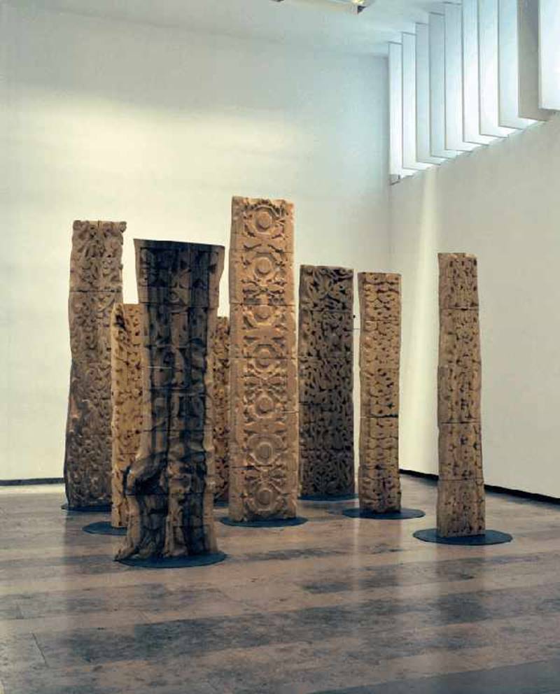 Ausstellungsansicht, Hortus Conclusus, Galerie der DG, 2007, Nele Ströbel, Wandelhölzer, Linde,
(c) Galerie der DG